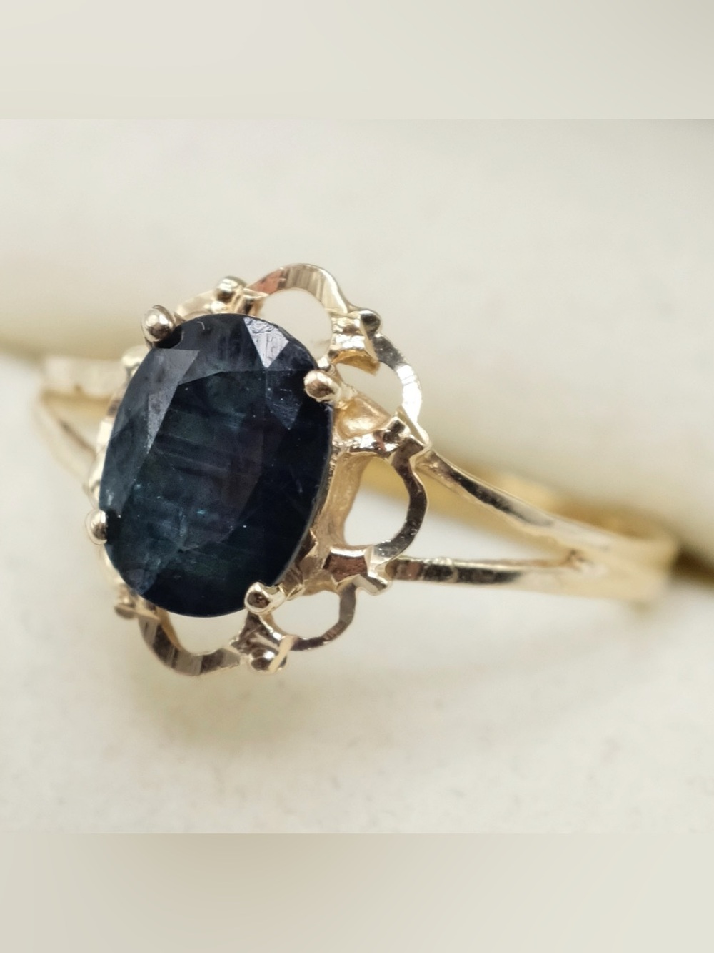 14k Yellow Gold Dark Midnight Blue Sapphire Ring - Size 8 - Antique